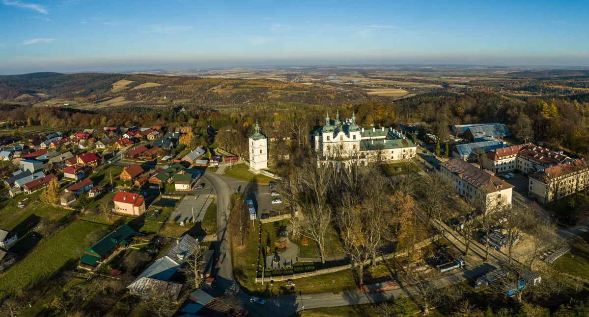 Kalwaria Pacławska to także zespół zabudowy małomiasteczkowej. Historyczne, zabytkowe budynki pochodzą z drugiej połowy XIX w. Interesujące są przede wszystkim podcieniowe domy, przystosowane do przyjmowania dużej liczby gości, które przez wiele lat służyły i służą przybywającym w sierpniu każdego roku do tej miejscowości pielgrzymom i pątnikom. Żaden dom nie miał jednak stałego dostępu do wody. Fot. Tomasz Burek