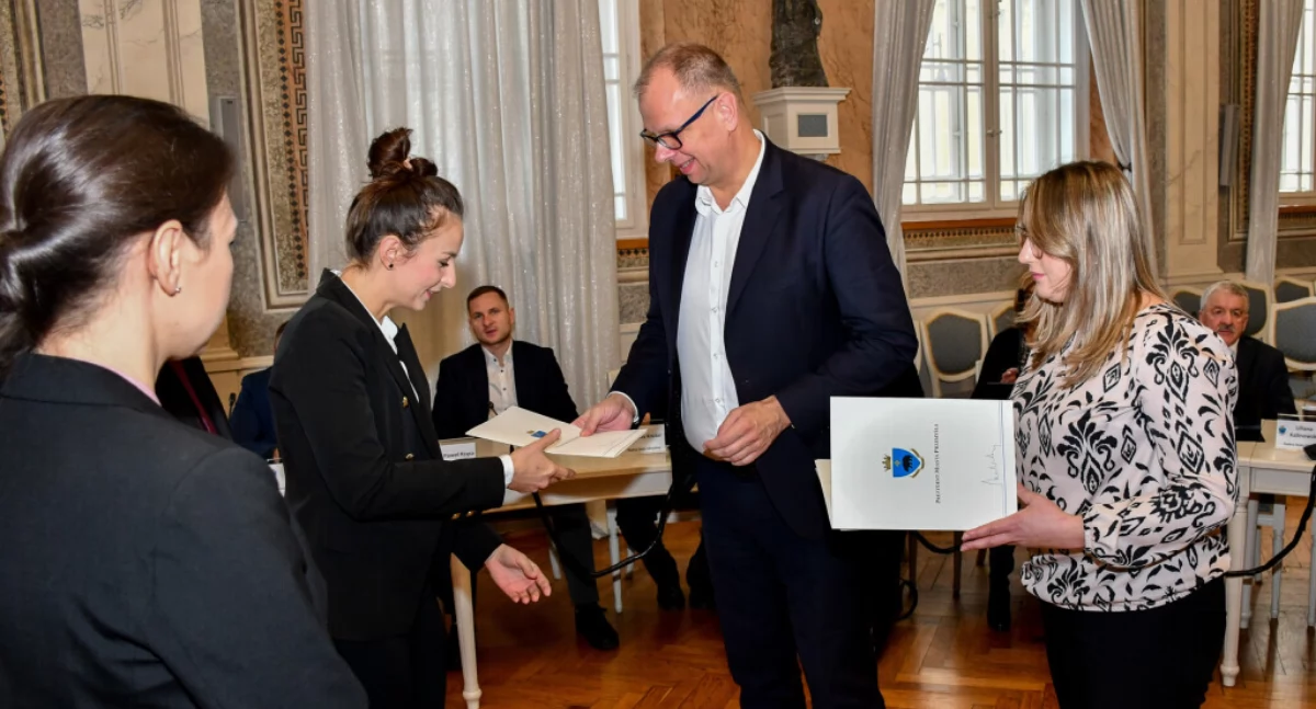 Tegoroczni stypendyści odebrali szczególny rodzaj wyróżnienia z rąk: prezydenta miasta Wojciecha Bakuna, prorektora ds. studenckich PANS dra Andrzeja Kaweckiego, prorektora ds. rozwoju i współpracy PANS dra Sławomira Soleckiego oraz przewodniczącego Rady Miejskiej w Przemyślu Marcina Kowalskiego./ FOT. UM Przemyśl