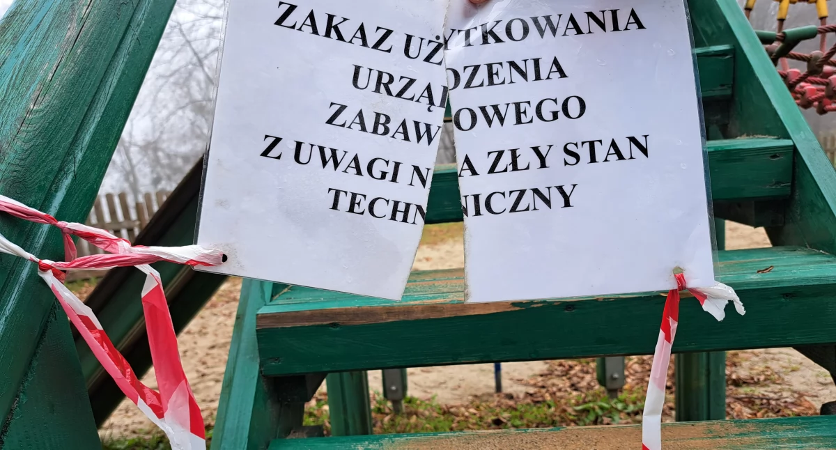 Smutny obrazek dopełnia plac zabaw wraz z najbliższym otoczeniem. Ławki na nim i płot okalający przestrzeń do zabawy też są w fatalnym stanie. Kartka informująca o zakazie korzystania ze zjeżdżalni w dniu, w którym byliśmy na miejscu, była przedarta, podobnie jak taśmy zabezpieczające obiekt./ FOT. U. Gielo