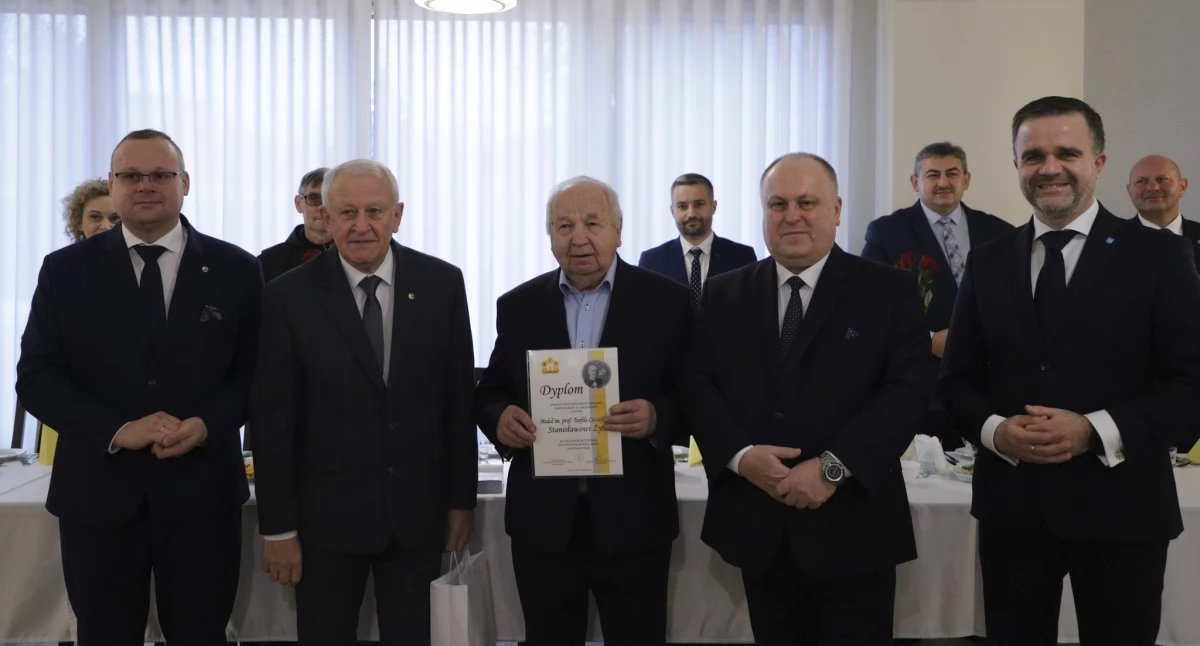 Nie tylko dziękowano pszczelarzom za dotychczasową pracę oraz troskę o naturę, ale też doceniono ich trud wyróżnieniami. Podczas uroczystości Stanisław Żyła – zasłużony pszczelarz i przyjaciel miasta Przeworska – został wyróżniony medalem okolicznościowym za szczególne zasługi dla pszczelarstwa ziemi jarosławskiej./ FOT. UM Przeworska