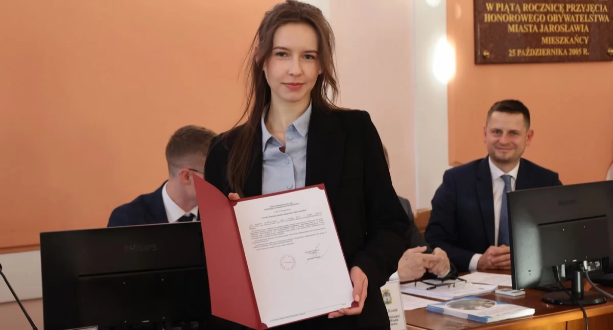 Podczas ostatniej sesji rady miasta ślubowanie na radną złożyła Wiktoria Falińska./ FOT. UM Jarosławia