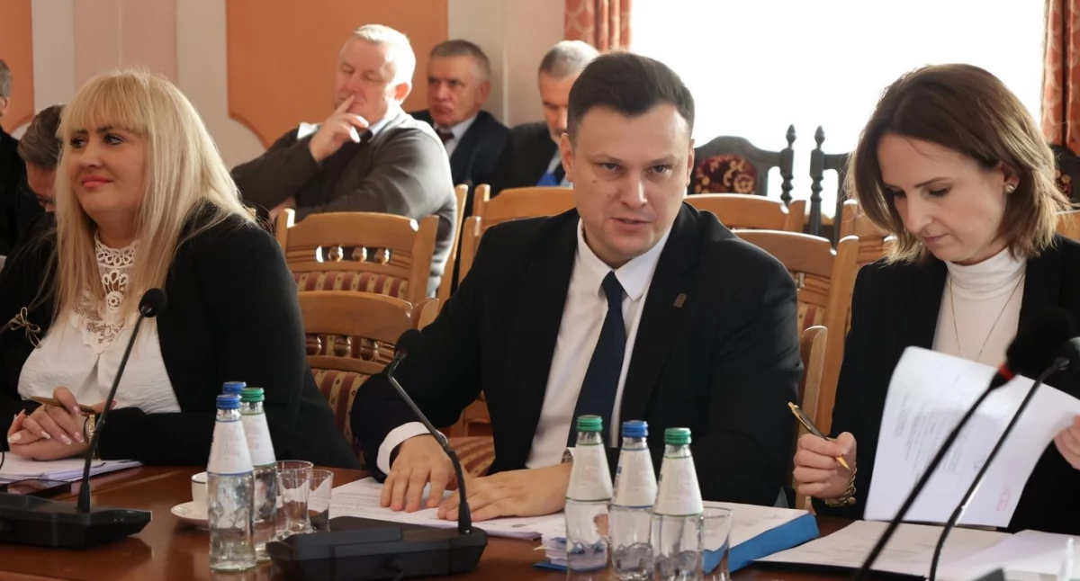 Najgorętsze dyskusje na ostatniej sesji rady miasta dotyczyły zamiaru połączenia samorządowych instytucji kultury i tego, czy taki krok będzie się wiązał z redukcją zatrudnienia w obu jednostkach. – W swoim programie wyborczym otwarcie mówiłem, że w mojej ocenie zasadne jest, by w mieście funkcjonowała jedna jednostka kultury - wyartykuował na sesji M. Nazarewicz, na którego wniosek wprowadzono pod obrady projekt uchwały. / FOT. UM Jarosławia