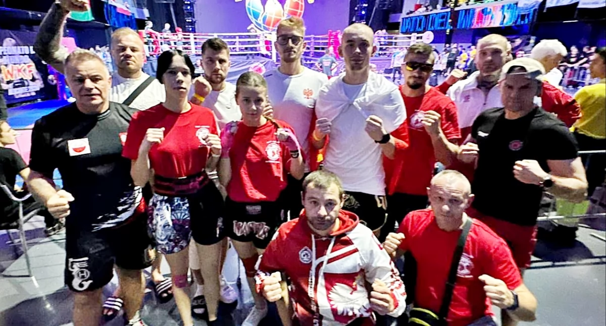 Jarosławska ekipa podczas mistrzostw świata w kickboxingu, które odbyły się w hiszpańskim Alicante. Pierwszy z prawej w dolnym rzędzie Maciej Krzyżanowski. Fot. zbiory własne