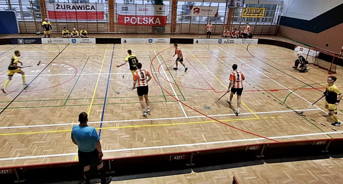 Wymiar boiska do unihokeja w formule 3x3 to 24 m na 12 m. Nie ma rozgrywania autów, bramkarz wprowadza piłkę bezpośrednio do gry od bramki (z tyłu bramki wisi worek na 10 piłeczek), każdy wolny po faulu rozgrywany jest z połowy boiska przy bandzie.  Fot. zbiory własne