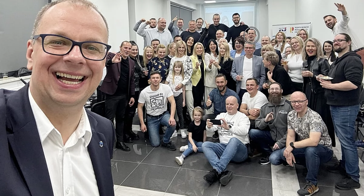 Przemysław Hyczkiewicz jest przemyślaninem. Ma 39 lat. Jest absolwentem Politechniki Lubelskiej na wydziale zarządzania. W 2010 r. uzyskał tytuł magistra zarządzania finansami. Nowy prezes posiada blisko 13-letnie doświadczenie w spółce PWiK, gdzie pracował jako inspektor ds. księgowych. Odpowiadał także za stronę finansową podczas kwietniowej kampanii wyborczej obecnego prezydenta miasta Wojciecha Bakuna. Fot. Facebook Wojciecha Bakuna