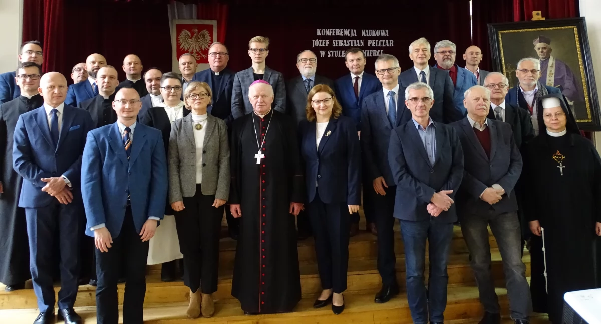Organizatorzy, prelgeenci i zaproszeni goście w auli im. Świętego Józefa S. Pelczara./Fot.B. ČEJOVIĆ.