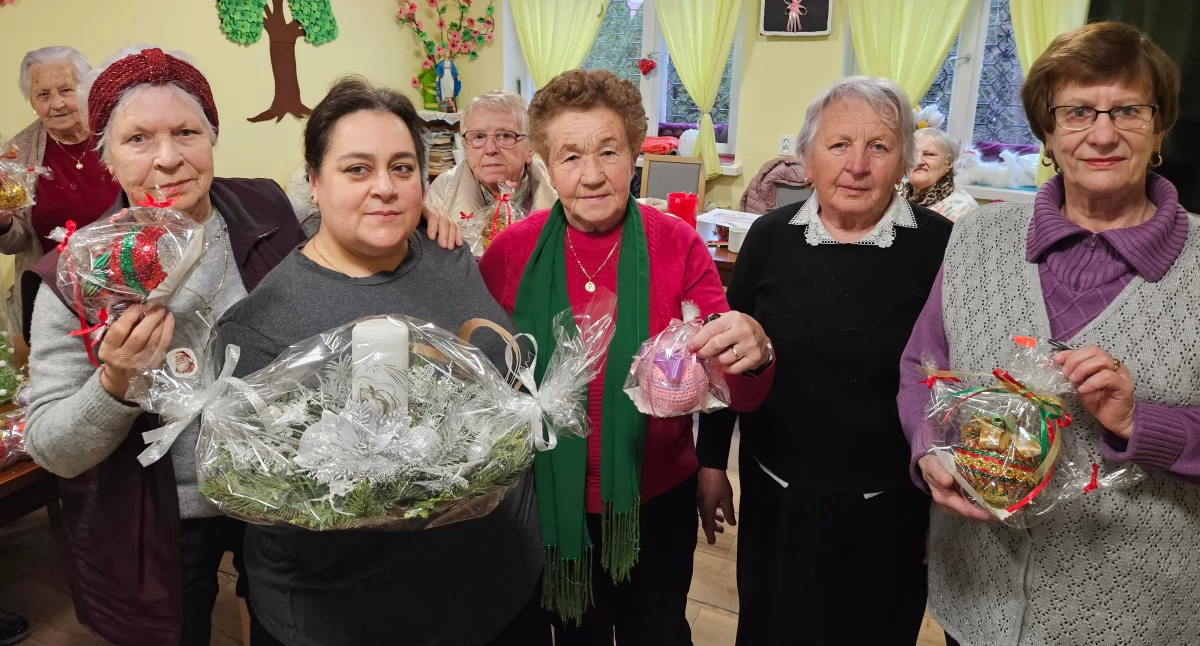 Pani Kierownik z Seniorkami zapraszają na kiermasz./Fot. CARITAS