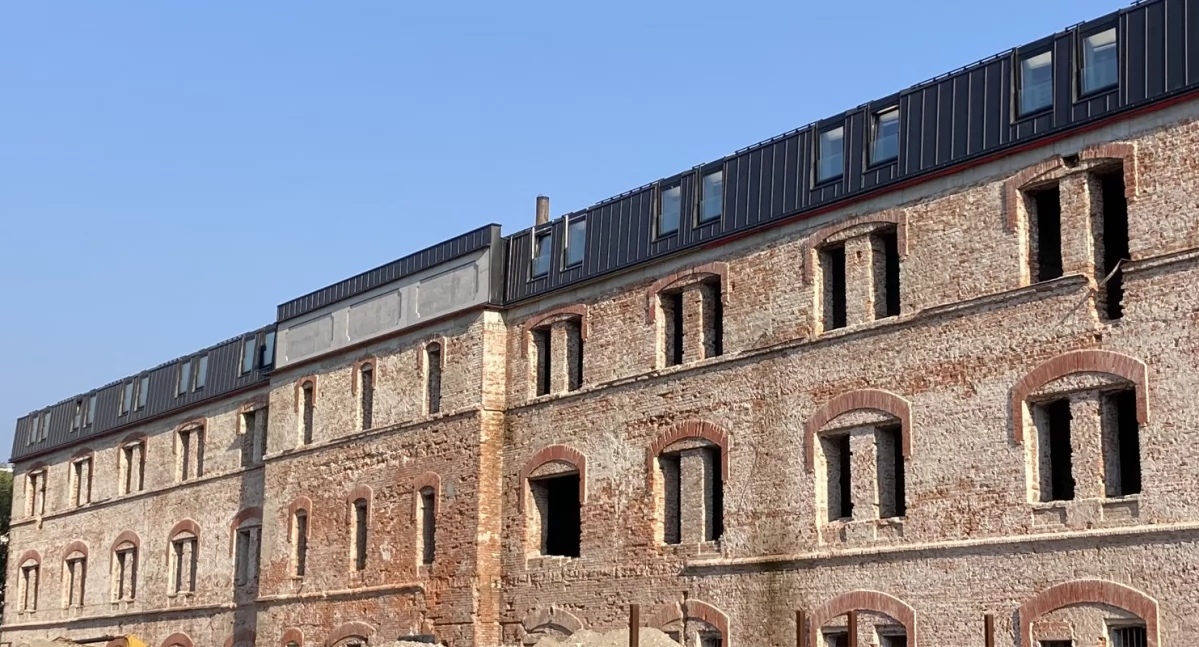 Budynek został podniesiony o jedną kondygnację, co pozwoliło na stworzenie przestrzeni o nowej dynamice i funkcjonalności.  Fot. Hotel Fortress