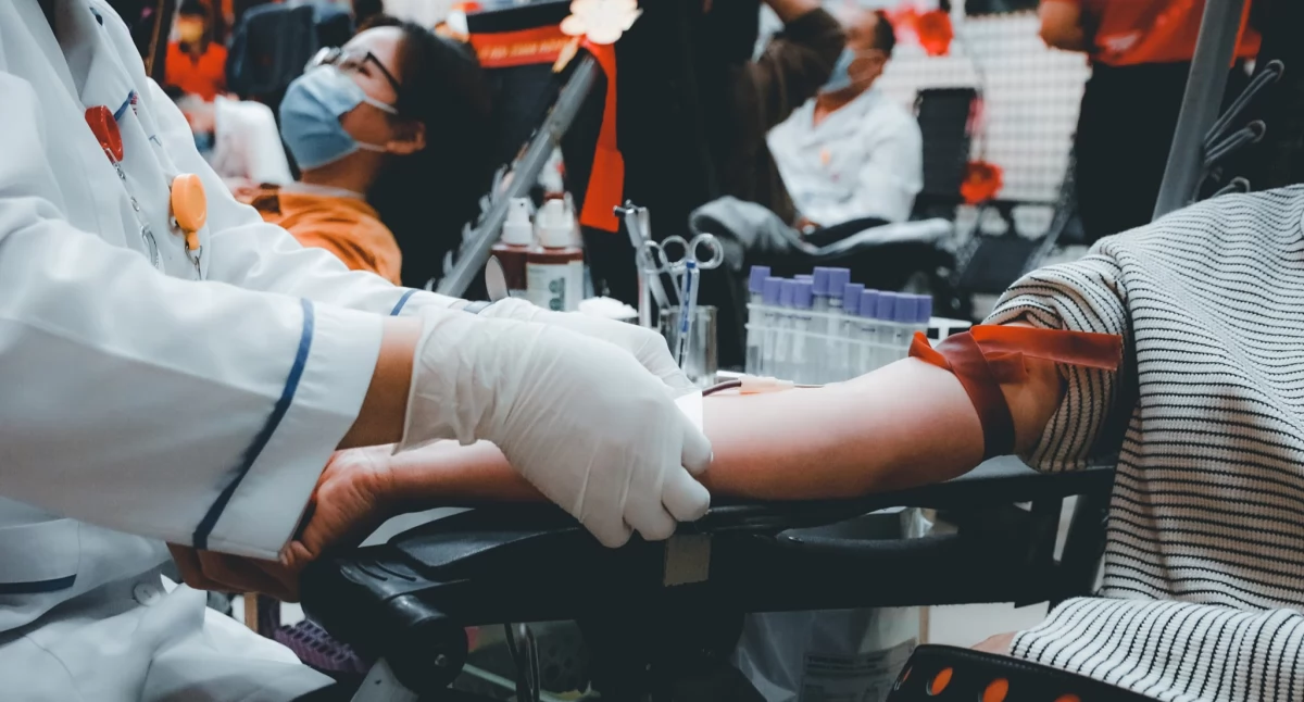 Potencjalny dawca powinien być osobą zdrową, mieścić się w przedziale wiekowym 18 – 65 lat i ważyć więcej niż 50 kg. 