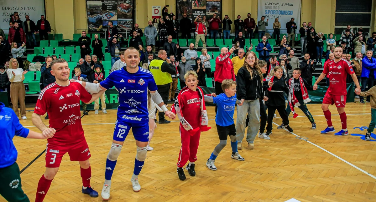 To był ich wielki dzień. Całego zespołu. Ale to, co wyczyniał w bramce Roman Koltok (niebieski strój; nr 12) przejdzie do historii przemyskiego futsalu. Fot. Texom Eurobus Przemyśl