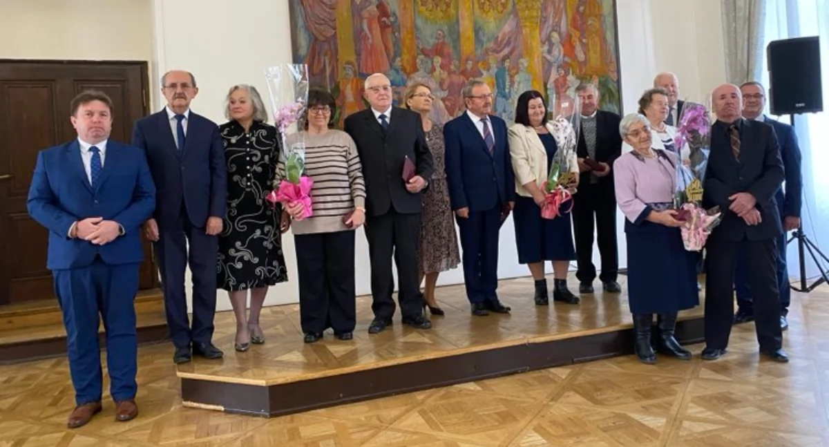 Dekoracji w imieniu Prezydenta Rzeczypospolitej dokonali wójt gminy Krzysztof Dobrowolski i kierownik USC Tomasz Pankiewicz, wręczając medale, listy gratulacyjne i kwiaty. /Fot. GOK Krasiczyn