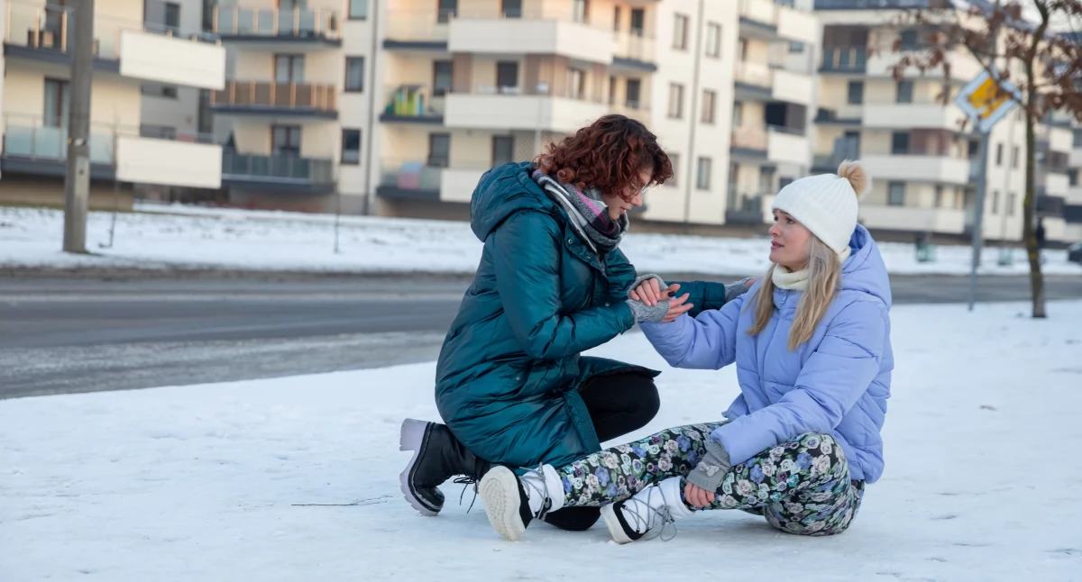 Rehabilitacja po zimowych urazach wymaga cierpliwości, konsekwencji i ścisłej współpracy z terapeutą. 