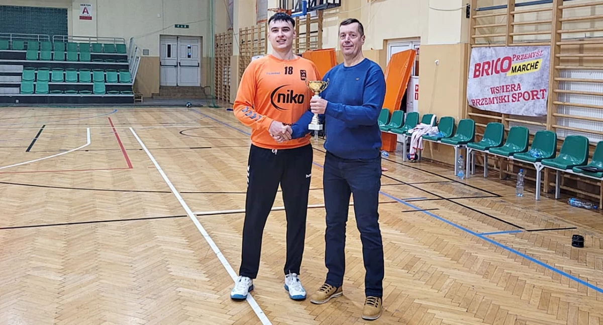 Powrót po lekkim urazie Adama Iwasieczki do składu SRS NIKO Przemyśl był rewelacyjny. Przemyski bramkarz został bezapelacyjnie MVP (najwartościowszym zawodnikiem) tej rywalizacji. Bronił momentami fenomenalnie, odbijając łącznie aż 18 piłek! Statuetkę wręczył mu członek zarządu SRS Artur Sznajder (z prawej).