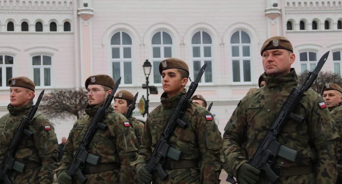 Tekst przysięgi wojskowej na sanockim Rynku wypowiedziało prawie 30 ochotników z powiatów: przemyskiego, jarosławskiego, lubaczowskiego, sanockiego, leskiego, bieszczadzkiego i miasta Przemyśla. Fot. 20. Przemyska BOT