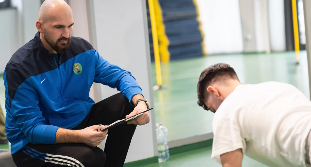 Egzamin objął test z wiedzy ogólnej oraz języka obcego. Następnie zweryfikowany został poziom sprawności fizycznej, a podczas rozmowy z komisją kandydaci zaprezentowali swoje mocne strony. Fot. BiOSG Przemyśl