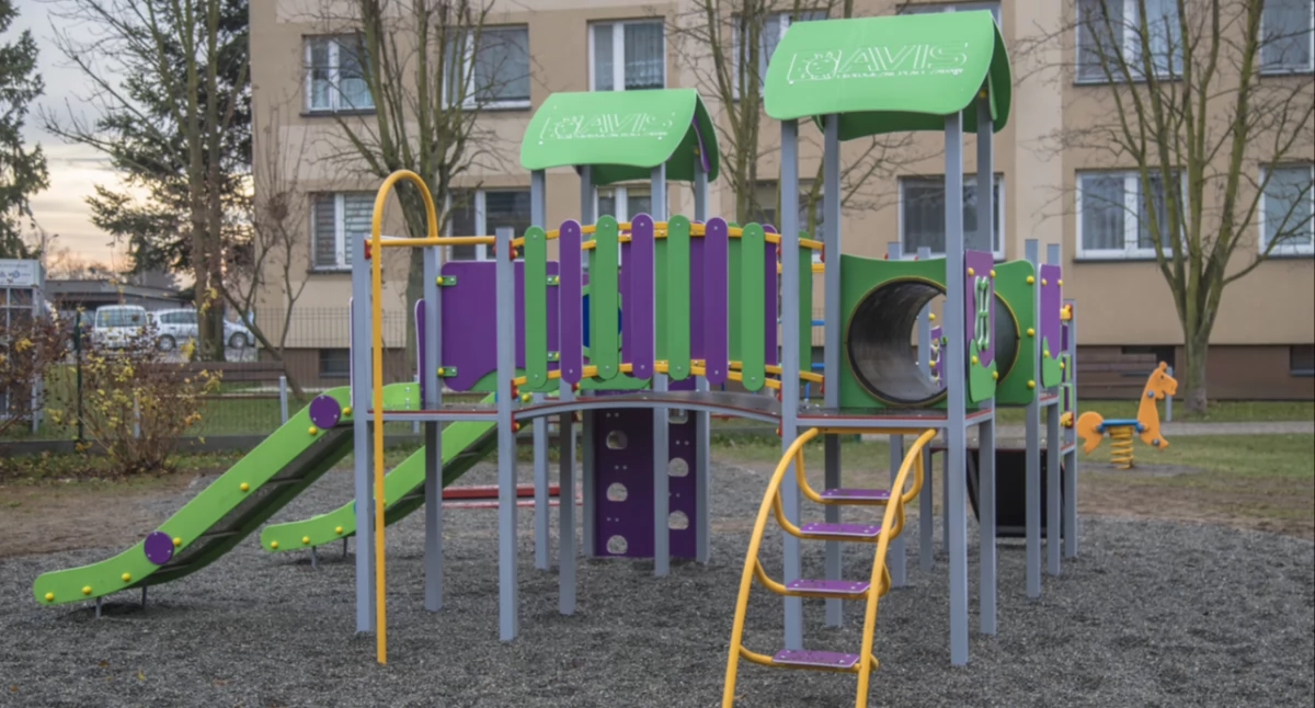 Na placu zabaw przy Jagiełły stanęła nowa zabawka wielofunkcyjna, trampolina i pojawiły się elementy małej architektury: ławeczki, stojaki na rowery i kosze na śmieci. Wprawdzie obecna aura nie jest najlepszym czasem na korzystanie z takich atrakcji, ale doposażony obiekt na pewno przysłuży się dzieciakom już na wiosnę. / FOT. UM Radymna