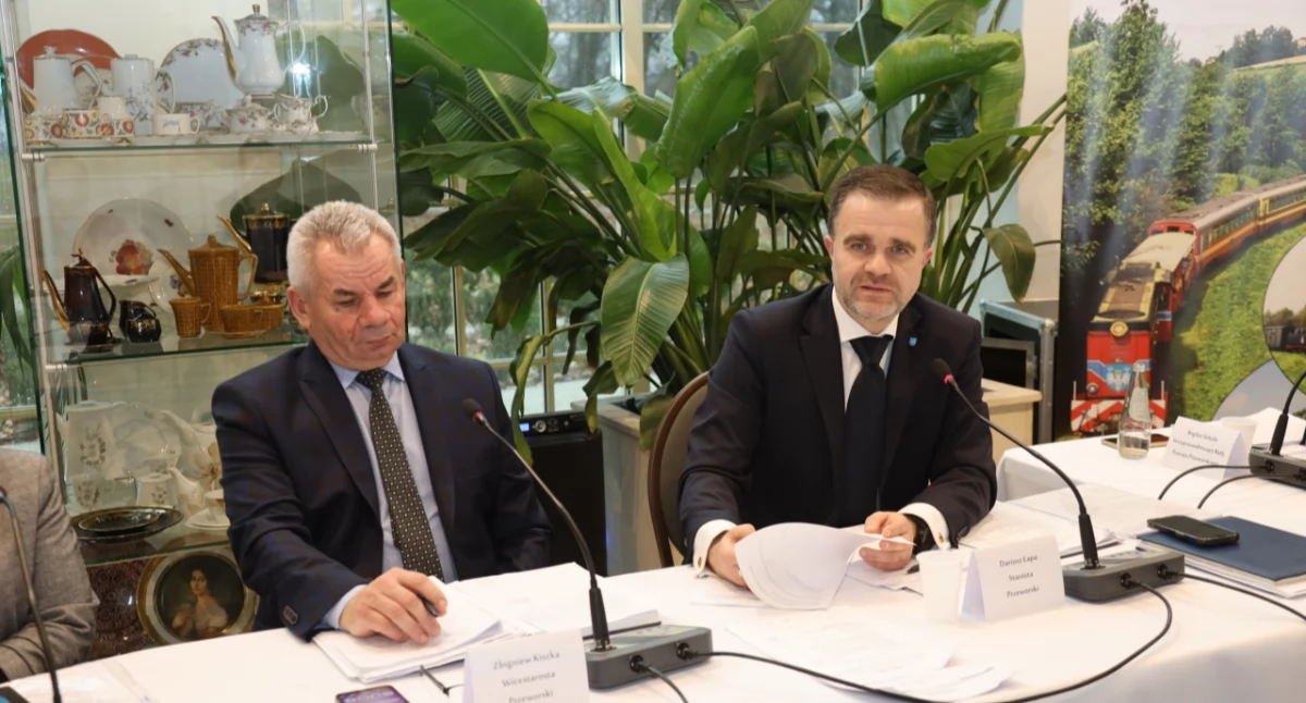 – Jest pełna zgoda rady w zakresie pomocy dla szpitala. Jesteśmy w stałym kontakcie z dyrekcją placówki i mamy bieżące informacje o podjętych działaniach, mających ograniczyć zbędne wydatkowanie środków. Nasz główny cel to uratowanie tego zakładu, ale oczywiście będziemy to robić, patrząc im na ręce – podsumował na sesji starosta D. Łapa (z prawej). / FOT. Starostwo Powiatowe w Przeworsku