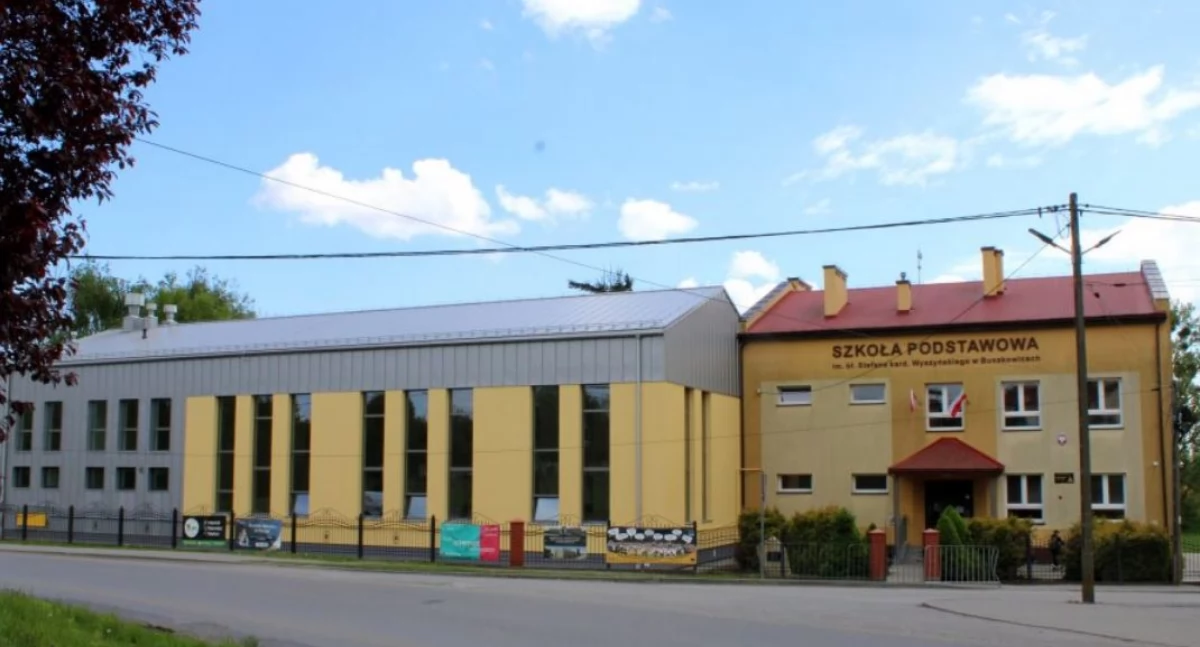 Nowiutka sala gimnastyczna przy Szkole Podstawowej w Buszkowicach stoi pusta, a dzieci nadal ćwiczą na korytarzu, bo wciąż brakuje najważniejszej decyzji – wydanego przez nadzór budowlany pozwolenia na użytkowanie obiektu. Wydaje się, że sprawy są już na ostatniej prostej, ale gmina nie jest w stanie sprecyzować, ile jeszcze potrwają formalności./ FOT. UG Żurawica