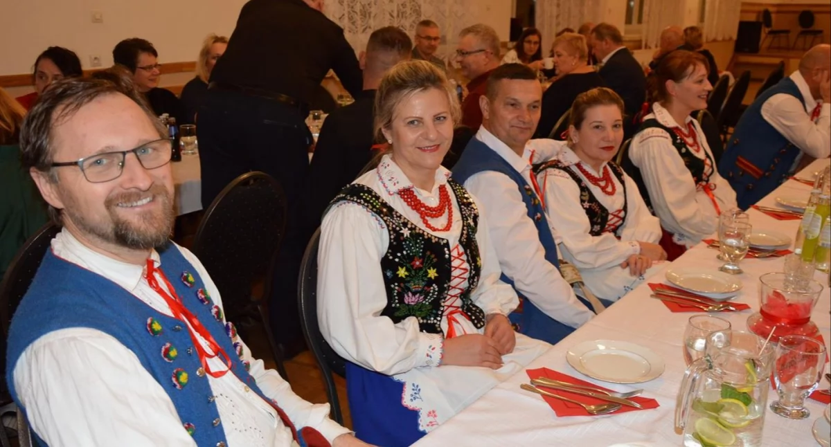 W świetlicy w Kniażycach hucznie podsumowano projekt, zapraszając na uroczystą biesiadę i do wspólnego poloneza./ FOT. Stowarzyszenie na rzecz Rozwoju Kniażyc