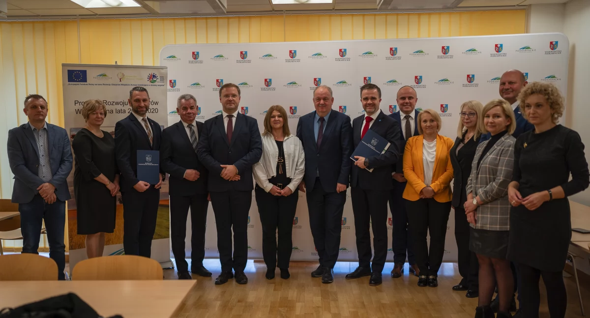 Podpisanie umów z przedstawicielami samorządów miało miejsce w siedzibie Urzędu Marszałkowskiego Województwa Podkarpackiego w Rzeszowie. Z naszego terenu wspomniane wsparcie na inwestycje drogowe otrzymał powiat przeworski i gmina Przeworsk./ FOT. UMWP