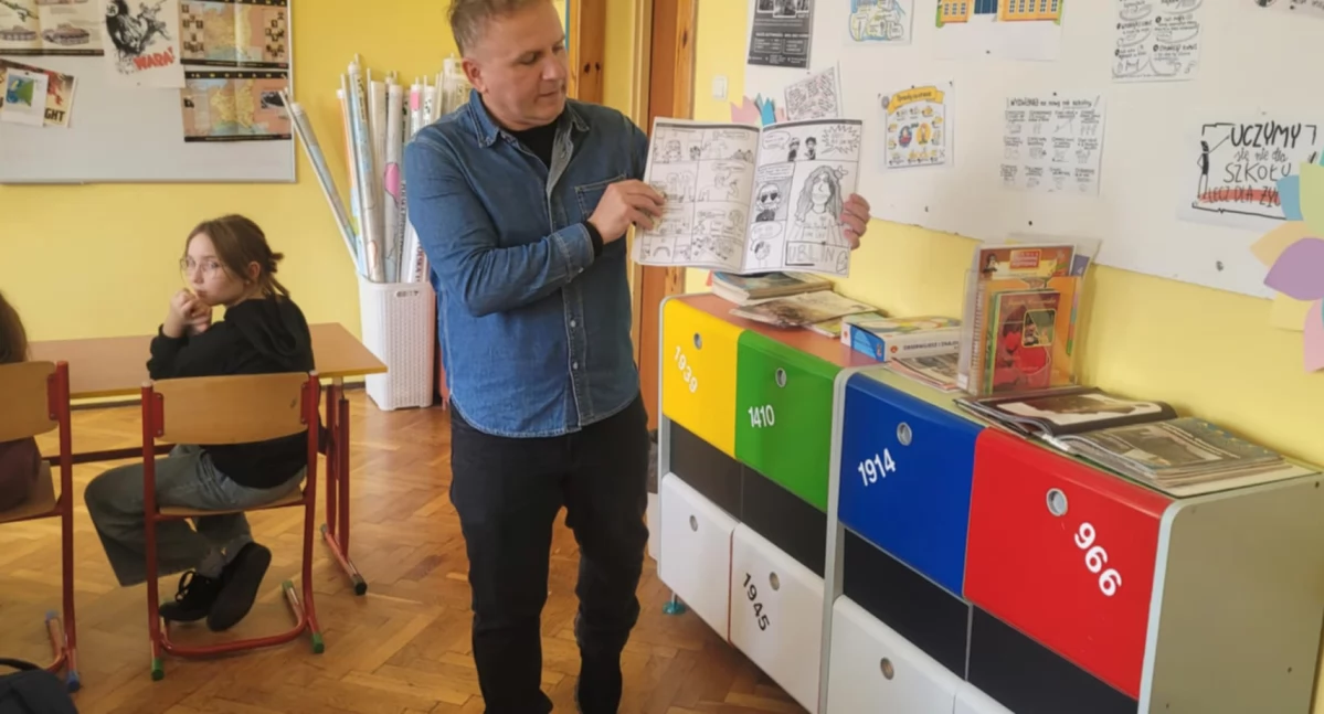 Bazując na własnej wyobraźni i kreatywności, przy pomocy ołówka, uczniowie na kartce papieru podjęli próbę stworzenia własnego komiksu. Pomocą i dobrą radą służył im pisarz Zbigniew Masternak./ FOT. GBP w Krasiczynie
