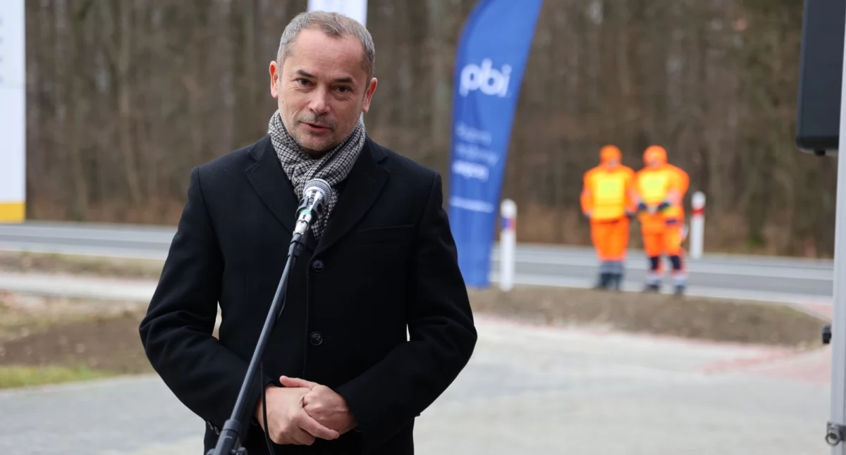 Podczas uroczystego oddania do użytku ponad 13-kilometrowego odcinka drogi nie mogło się oczywiście obyć bez symbolicznego przecięcia wstęgi. Radości z oddania do użytku drogi nie krył m.in. wójt gminy Lubaczów Wiesław Kapel. Fot. Urząd Marszałkowski Rzeszów