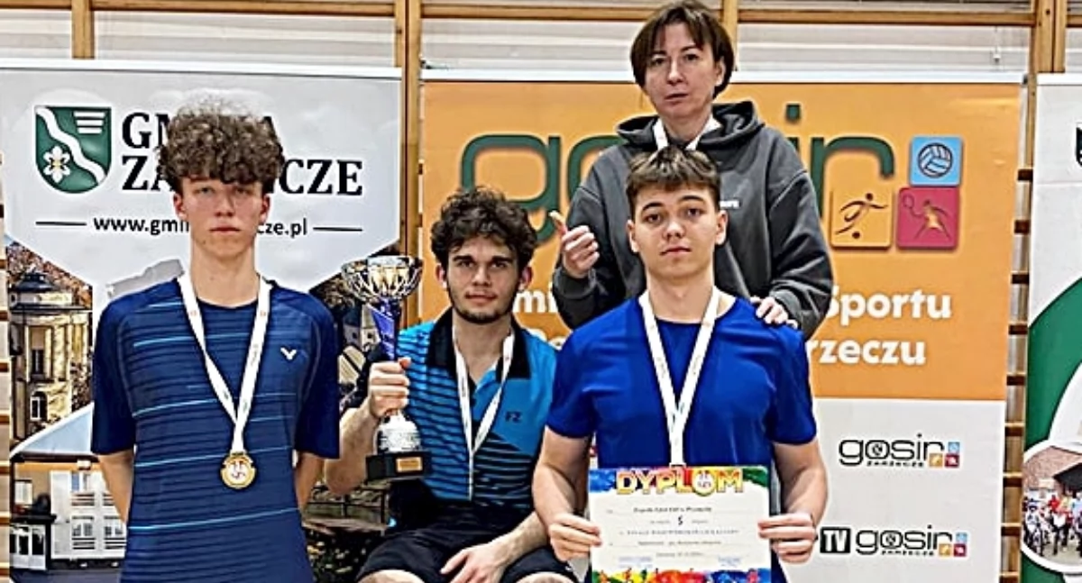 Mistrzowie Podkarpacia wśród szkół średnich – ZSEiO Przemyśl. Od lewej: Szymon Kazimir, Kacper Drymajło, Jakub Fortuna oraz opiekun Agata Gorzelnik. Fot. zbiory własne