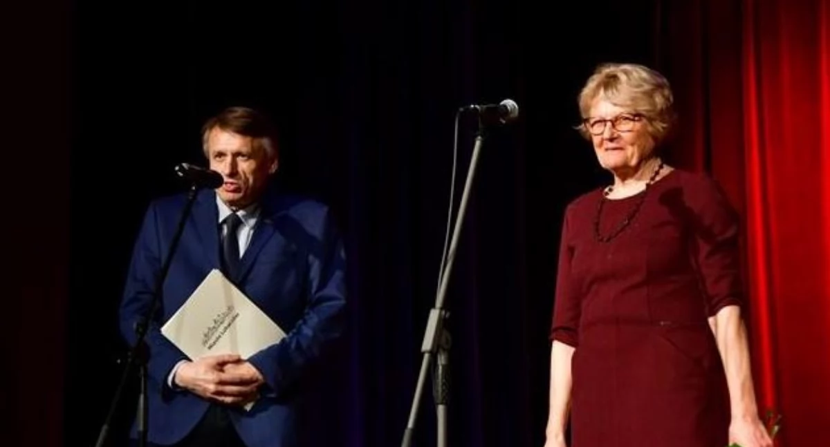 Za aktywne uczestnictwo w tegorocznych Lubaczowskich Dniach Seniora oraz podejmowanie działań na rzecz starszej części lokalnego społeczeństwa podziękowali przybyłym przewodnicząca Lubaczowskiej Rady Seniorów Maria Mulak oraz burmistrz Lubaczowa Krzysztof Szpyt. / FOT. MDK Lubaczów