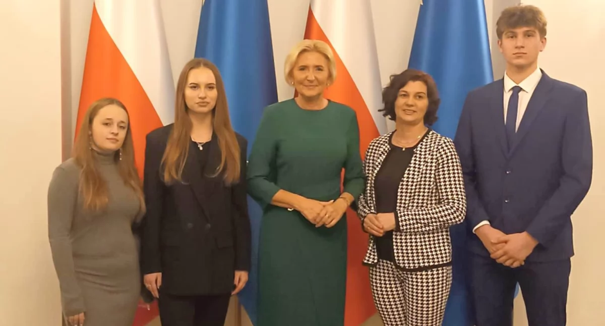 Zwieńczeniem tegorocznej edycji gali było spotkanie przedstawicieli nagrodzonych szkół z Pierwszą Damą – Agatą Kornhauser-Dudą. Uczestniczyła w nim m.in. lubaczowska młodzież./ FOT. ZW