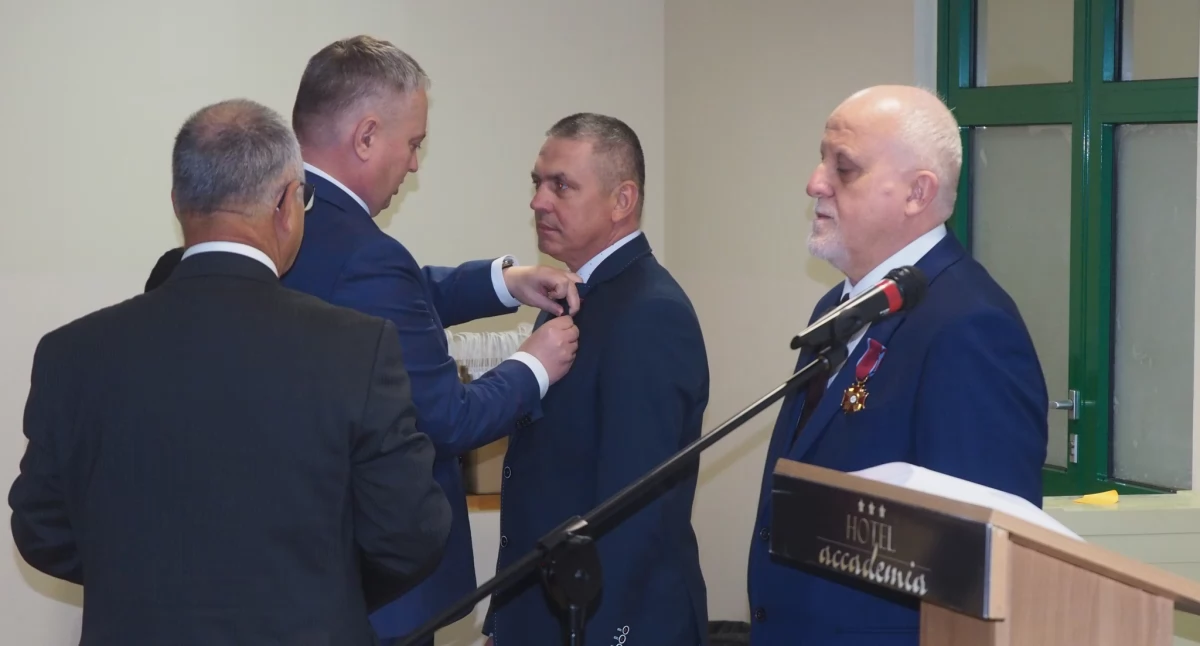 W sercach uczestników obchodów pozostaną także na pewno wspomnienia związane z momentem wręczenia odznaczeń państwowych i związkowych (w tym Złotych Krzyży Zasługi)./ FOT. ZPZP