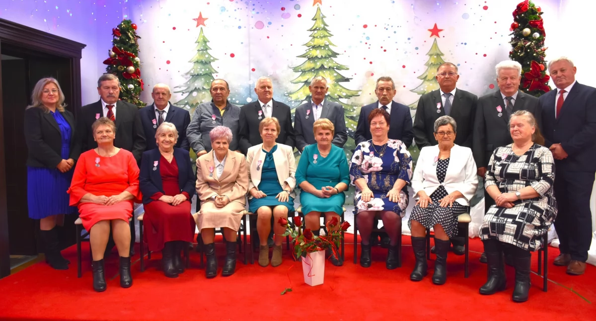 Jubileusz półwiecza wspólnego życia zgromadził pary z terenu gminy Medyka./ FOT. GCK w Medyce