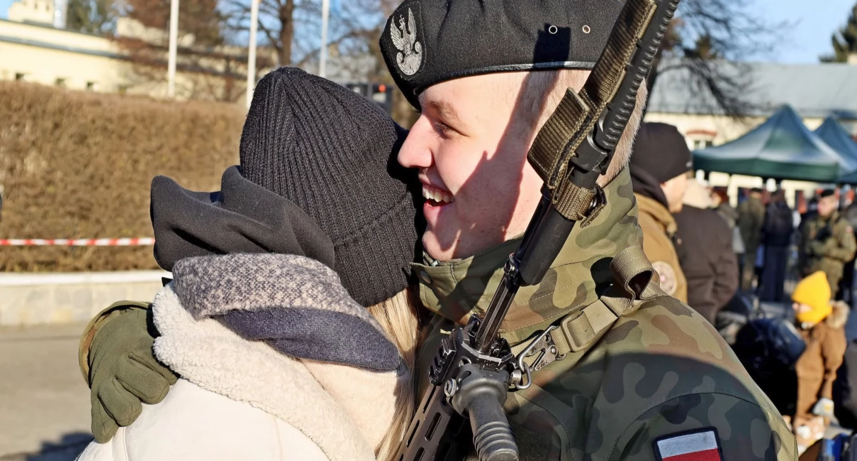 Młodym żołnierzom w tej wyjątkowej chwili towarzyszyli najbliżsi.  / FOT. 1. Batalion Czołgów