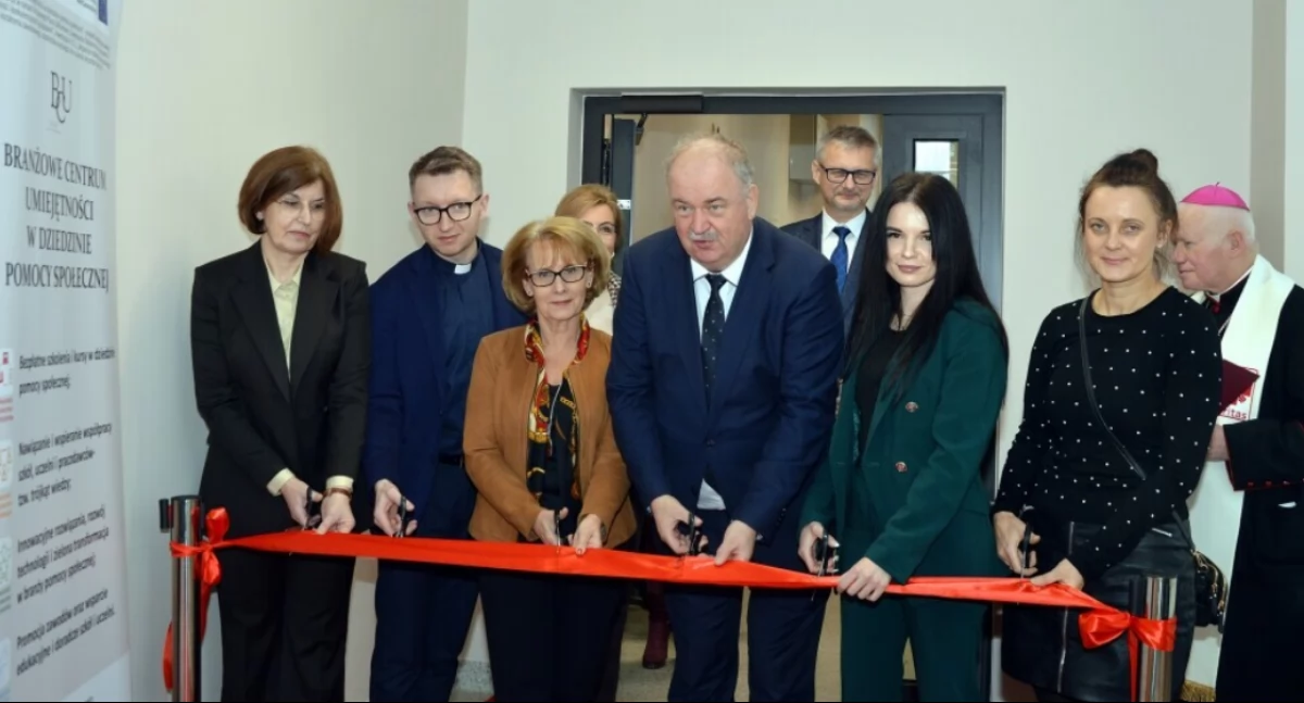 W uroczystości wzięli udział m.in.: starosta przemyski Bożena Ryczan, metropolita przemyski arcybiskup Adam Szal, wicemarszałek województwa podkarpackiego Piotr Pilch czy zastępca prezydenta Krzysztof Majcher. Nie mogło oczywiście zabraknąć kultowego już przecięcia wstęgi! Fot. UM Przemyśl