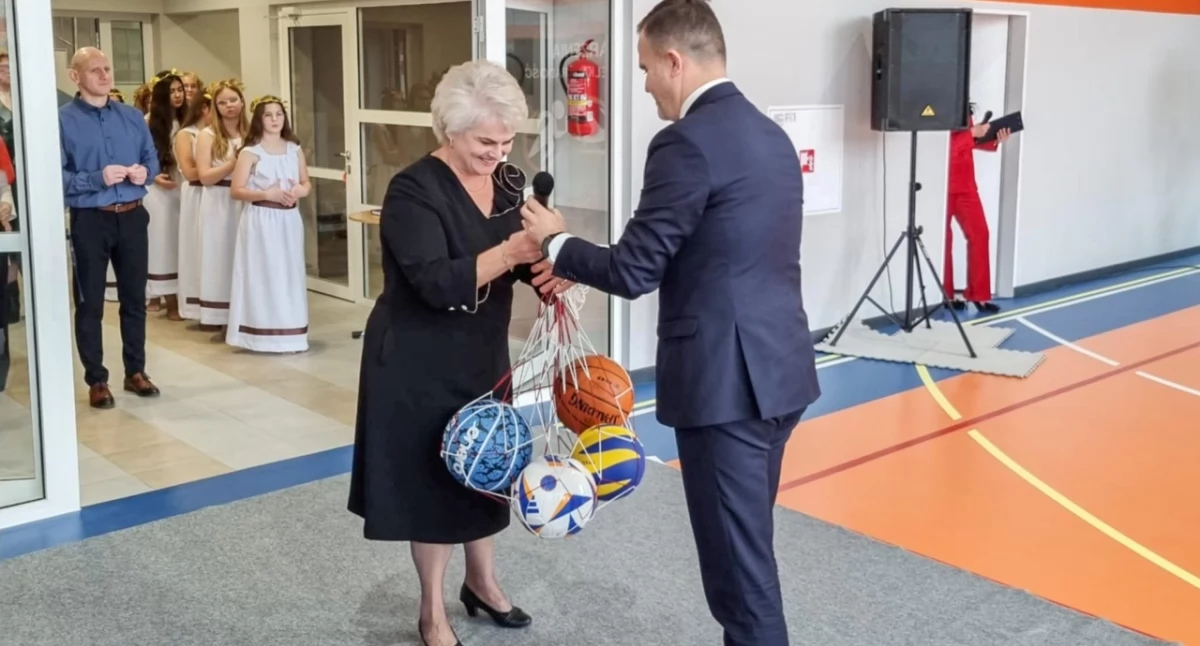 W uroczystym oddaniu do użytku sali sportowej uczestniczył m.in. starosta przeworski Dariusz Łapa, który przekazał na ręce dyrektor placówki Krystyny Serwańskiej  zestaw piłek do gier zespołowych. Fot. Starostwo Powiatowe Przeworsk