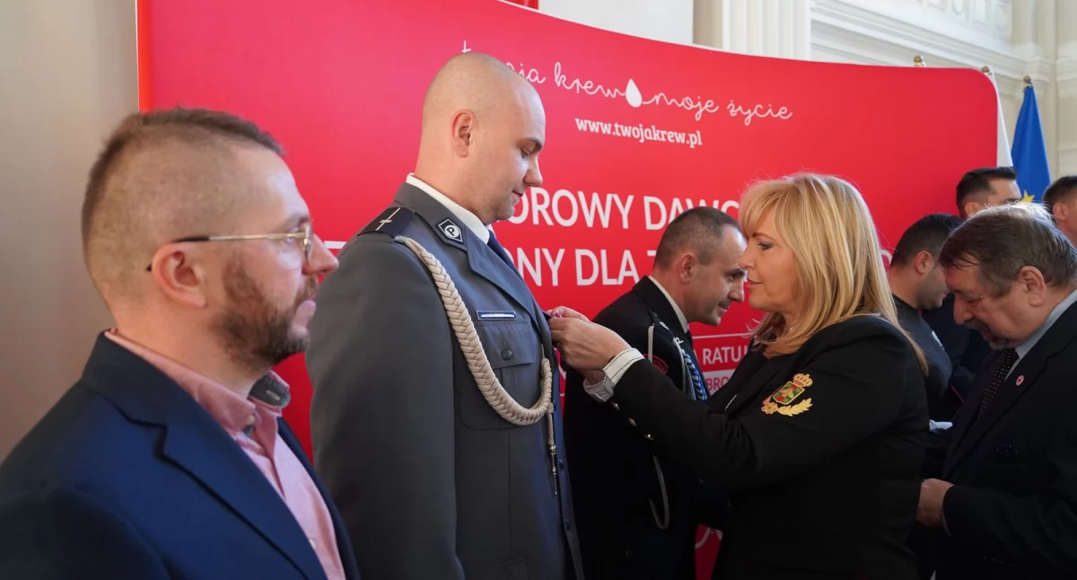 Młodszy aspirant Rajmund Tuleja z Komendy Powiatowej Policji w Przeworsku oddał już 22 litry krwi. Fot. PUW Rzeszów