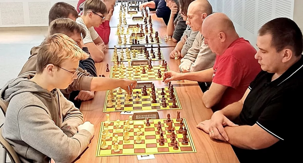 Marek Lusio (pierwszy z prawej) zdecydowanie wygrał kategorię open podczas mistrzostw Stalowej Woli. Fot. zbiory własne