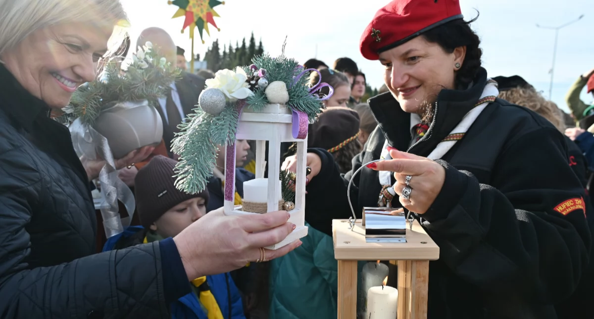 Jarosławscy i lubaczowscy harcerze przekazali światło ukraińskim skautom i mieszkańcom Rejonu Jaworowskiego. Fot. Starostwo Powiatowe w Jarosławiu 