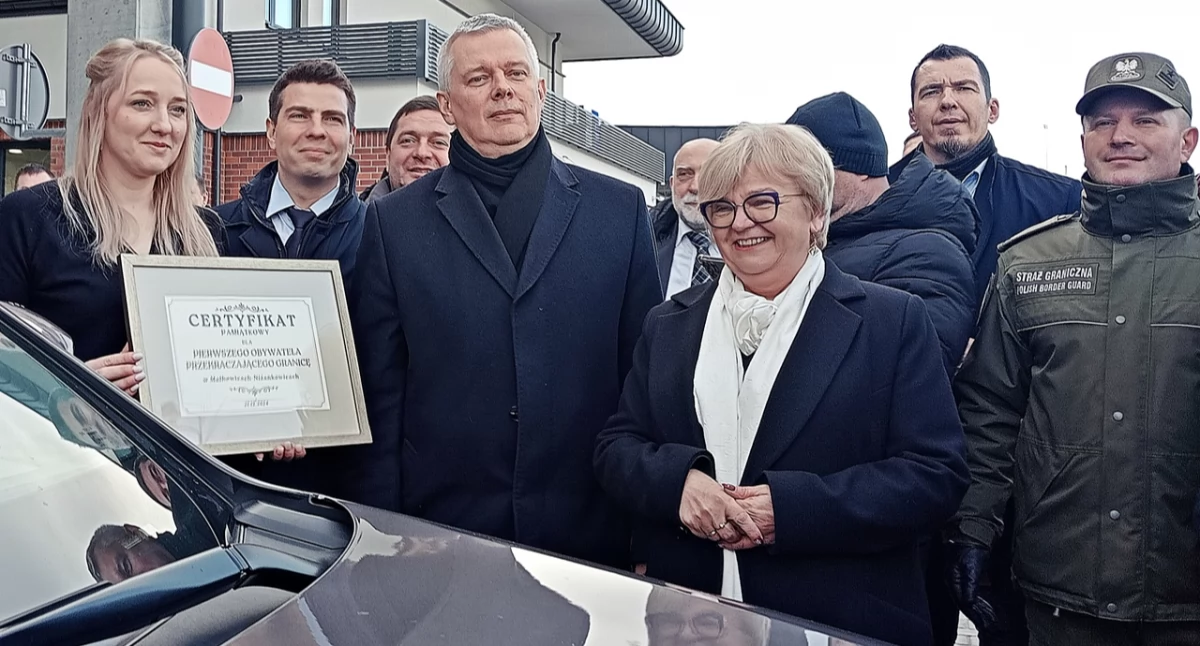 Jednym w punktów uroczystości było wręczenie polskiego i ukraińskiego certyfikatu przez T. Siemoniaka i S. Derkacza pierwszemu kierowcy, który został odprawiony na przejściu w Malhowicach. Była nią młoda obywatelka Ukrainy. Fot. Mariusz Godos