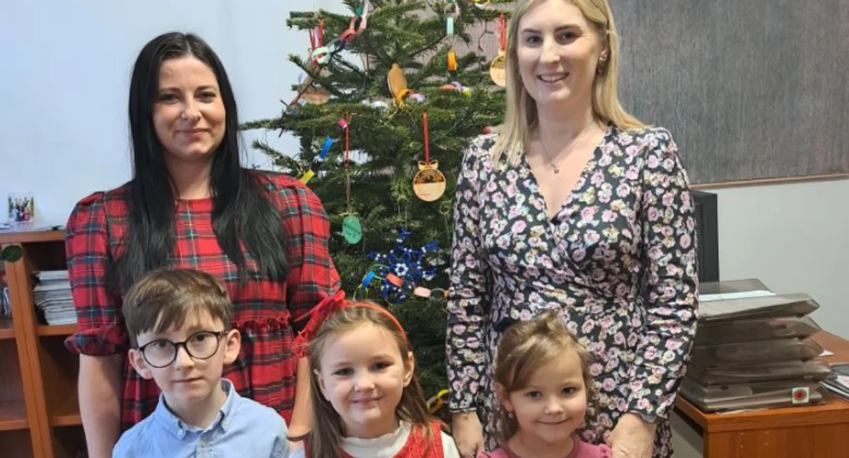 Ciepłe życzenia świąteczne i noworoczne wyrecytowali też w naszych progach Zosia, Lena i Filip z „Promyczka”, którzy przybyli do nas z paniami Izabelą Skolarczyk i Adrianną Borek-Paską./ FOT. U. Gielo
