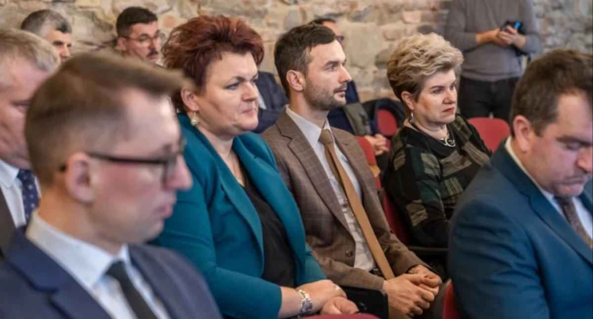 Samorządy członkowskie, tworzące Bieszczadzki Związek Powiatów i Gmin Pogranicza, w tym gmina Bircza (reprezentowana na spotkaniu przez burmistrz Annę Szymaszek i radnego Huberta Kępę), chcą wspólnie pracować nad dalszym rozwojem regionu, dążąc do realizacji postawionych celów. A tymi są m.in. rozwój infrastruktury, ochrony środowiska, turystyki i lokalnej gospodarki./ FOT. Powiat sanocki