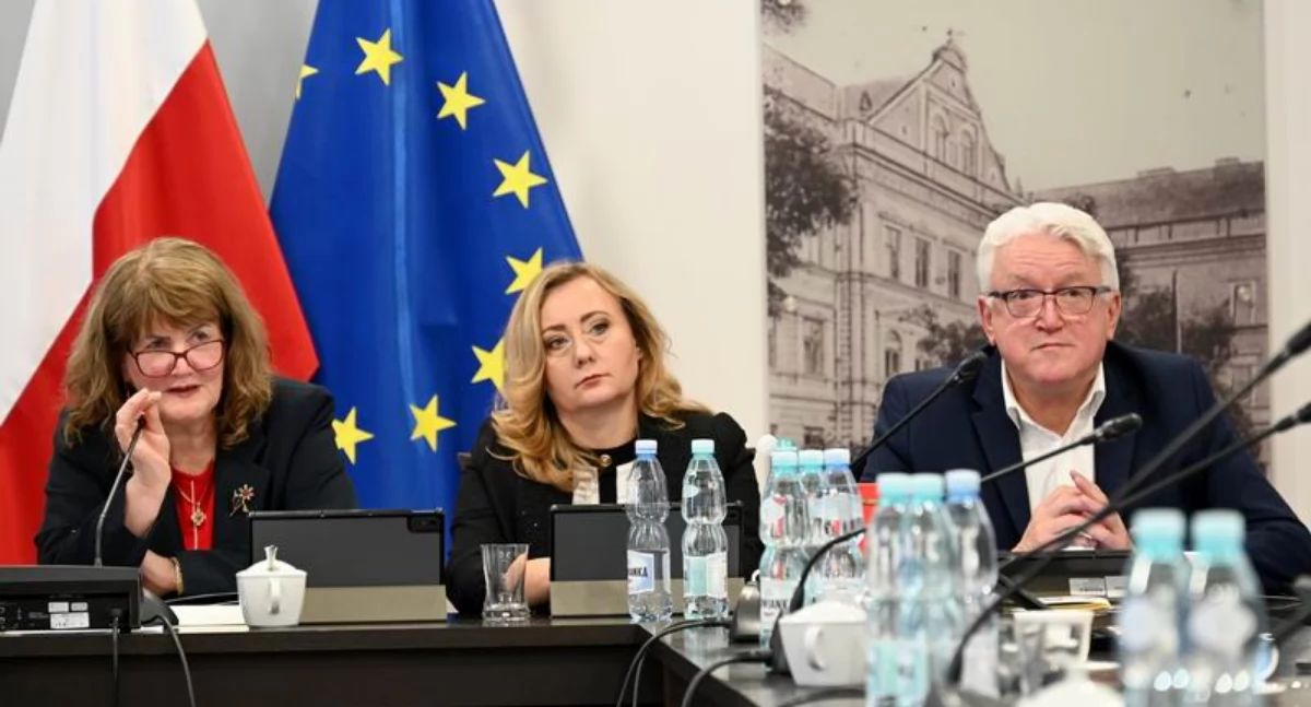 – Wznieśliśmy się ponad działami, jednomyślnie głosując „za” uchwałą budżetową. Działajmy tak dalej – podsumowała najważniejsze w roku głosowanie przewodnicząca rady powiatu Grażyna Strzelec (pierwsza z lewej). / FOT. Starostwo Powiatowe w Jarosławiu