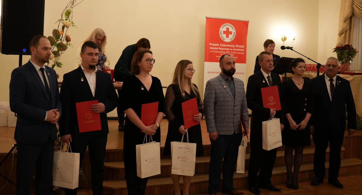 Podwójne święto uczczono w sali lustrzanej Kamienicy Attavantich, gdzie uhonorowano lokalnych krwiodawców m.in. odznaczeniami Honorowego Dawcy Krwi./ FOT. Starostwo Powiatowe w Jarosławiu
