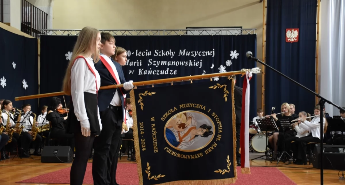 Podniosły moment podkreśliło oficjalne przekazanie sztandaru./ FOT. Starostwo Powiatowe w Przeworsku