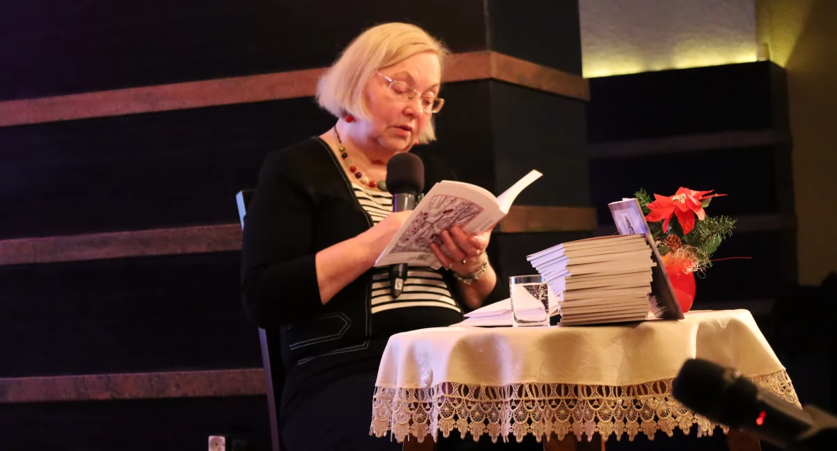 Ł. Wiszlańska zaprezentowała na spotkania wybrane wiersze z tomiku „Gdzieś poza horyzontem myśli”. Przez kilka lat współpracowała ona z naszym tygodnikiem, jak i Radiem „Fara”./ FOT. CK w Przemyślu