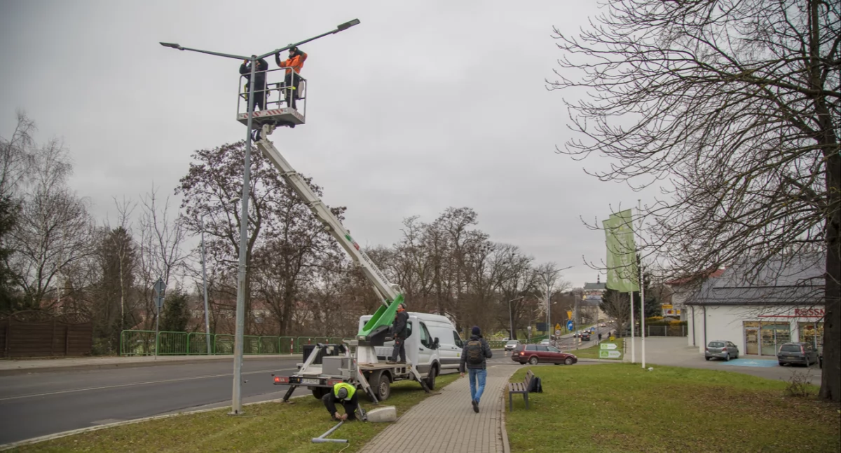 Modernizacja istniejącej infrastruktury oświetleniowej ma przynieść miastu oszczędności, a mieszkańcom zapewnić większe bezpieczeństwo./ FOT. UM Radymno