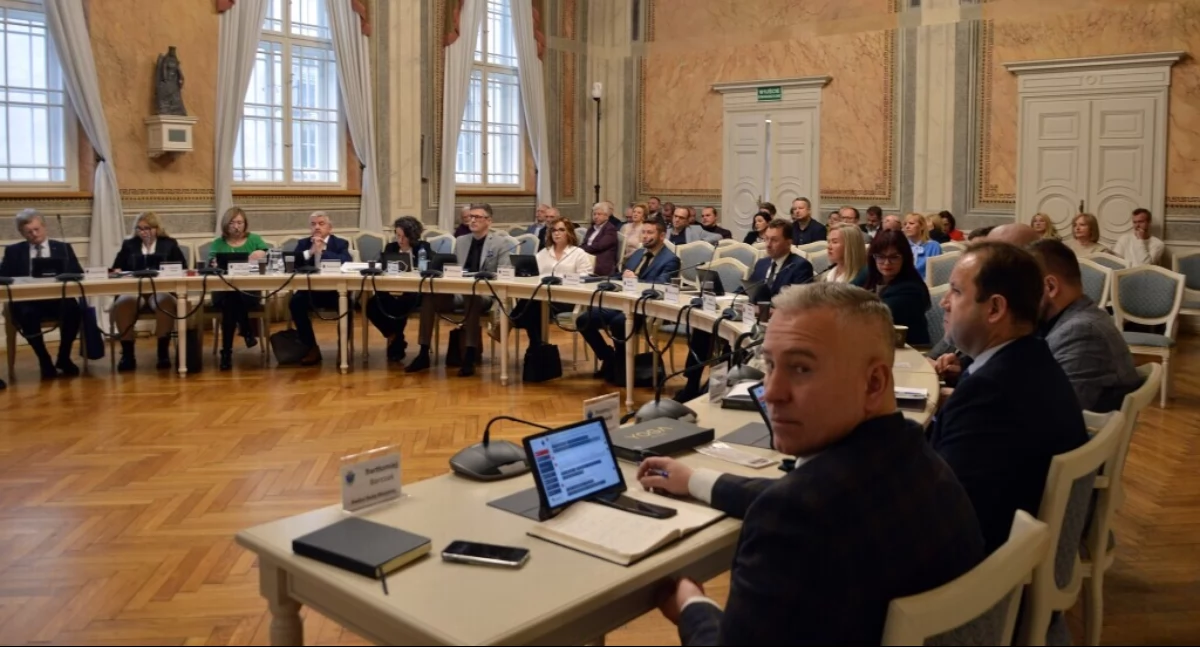 Przemyscy radni – oprócz kilku głosów, będącymi głosami wołających na pustyni – nie mieli ochoty debatować na zapisami projektu uchwały i stosunkiem głosów 16:7 przegłosowali go. Fot. UM Przemyśl