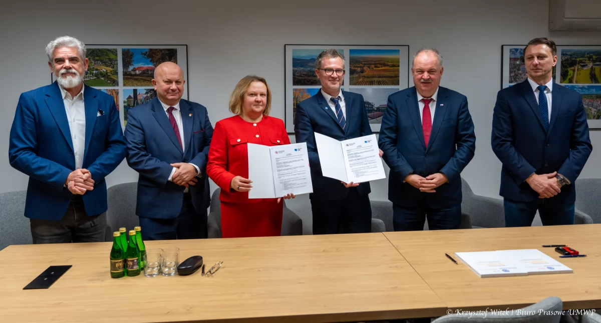 W Urzędzie Marszałkowskim Województwa Podkarpackiego w Rzeszowie podpisana została umowa na przebudowę i rozbudowę drogi wojewódzkiej nr 865 na odcinku od końca obwodnicy Narola do granicy województwa podkarpackiego z województwem lubelskim. Drogi prowadzącej do Bełżca. Fot. Urząd Marszałkowski Rzeszów