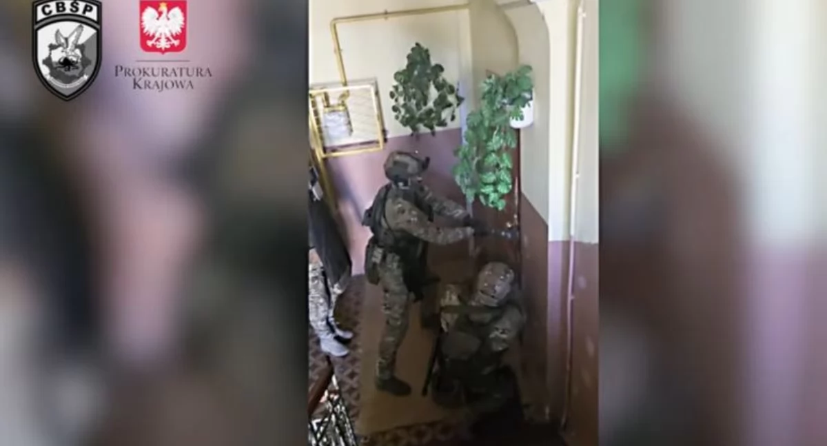 Przestępczy proceder sprzedaży narkotyków odbywał się w jednej z kamienic w centrum miasta w ciągu dnia, a handlarze narkotyków są byli na tyle bezczelni, że w ogóle się z tym nie kryjąkryli! Więc do jednych z drzwi tej kamienicy policjanci zapukali... Fot. CBŚP