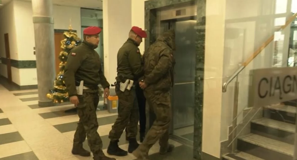 Były żołnierz 3. Batalionu Strzelców Podhalańskich w Gniewczynie Łańcuckiej został doprowadzony do białostockiej prokuratury. Tam usłyszał m.in. zarzut usiłowania zabójstwa. Fot. screen z materiału telewizyjnego TVN24