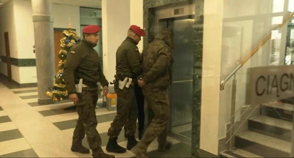 Były żołnierz 3. Batalionu Strzelców Podhalańskich w Gniewczynie Łańcuckiej został doprowadzony do białostockiej prokuratury. Tam usłyszał m.in. zarzut usiłowania zabójstwa. Fot. screen z materiału telewizyjnego TVN24